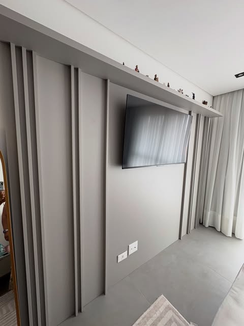 Painel ripado cinza para TV com prateleira superior